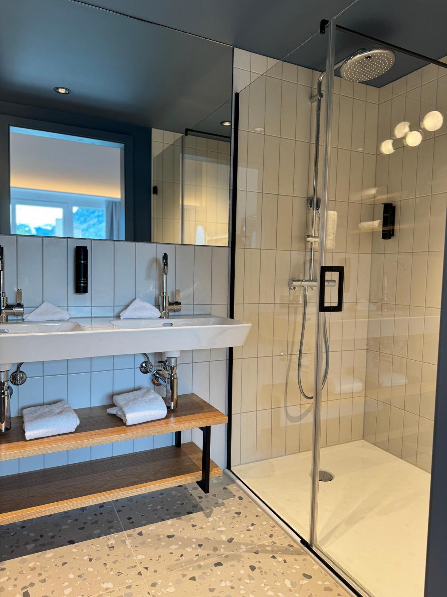 Hop Apartments & Suites Unterseen Bagian luar foto