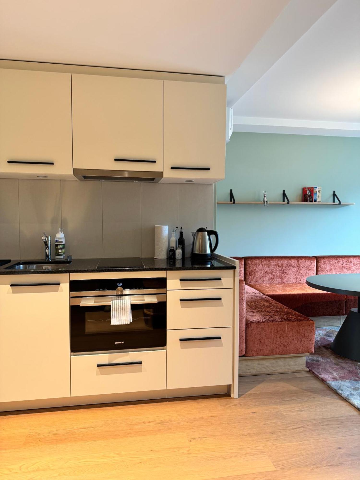 Hop Apartments & Suites Unterseen Bagian luar foto
