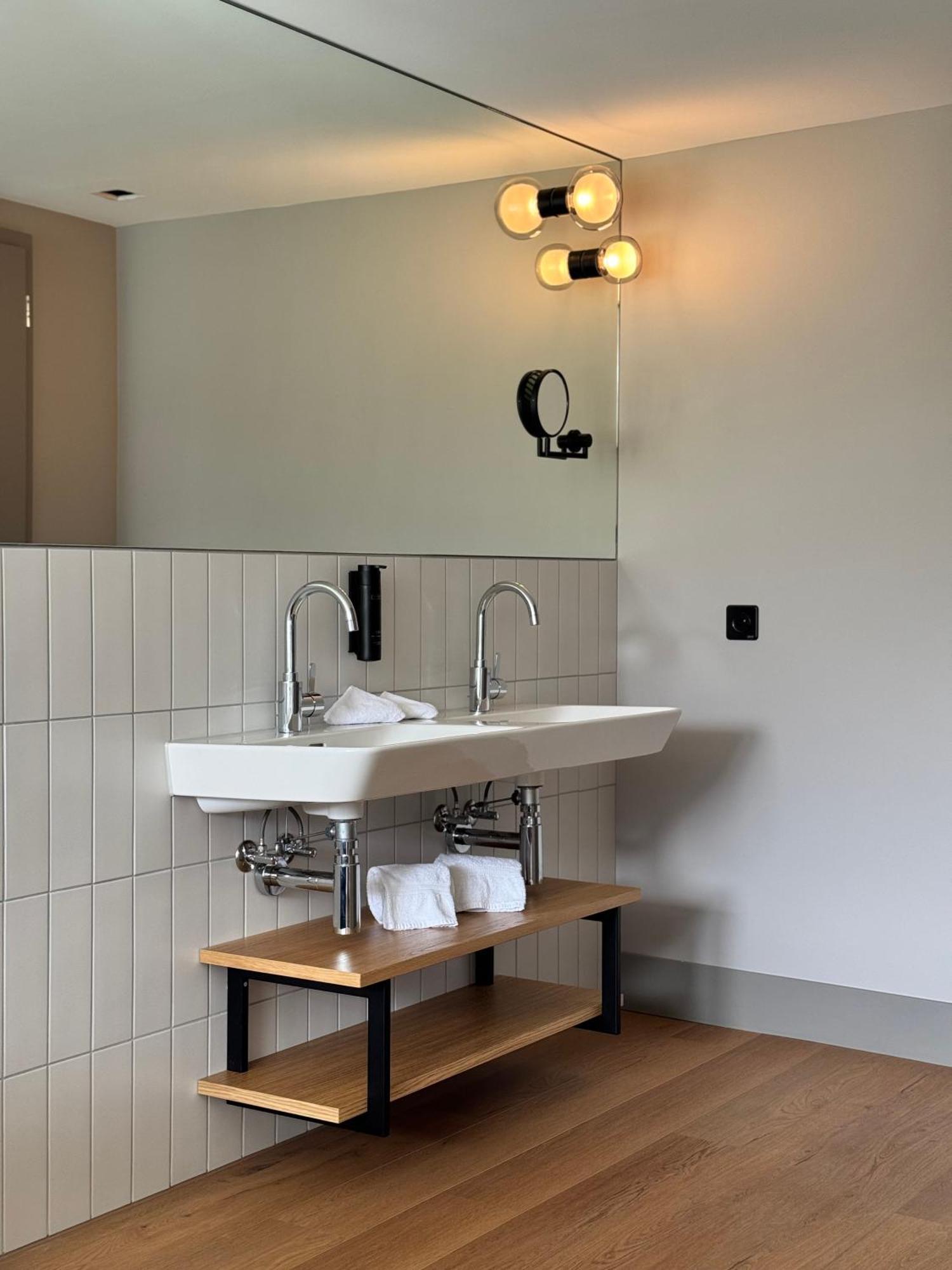 Hop Apartments & Suites Unterseen Bagian luar foto